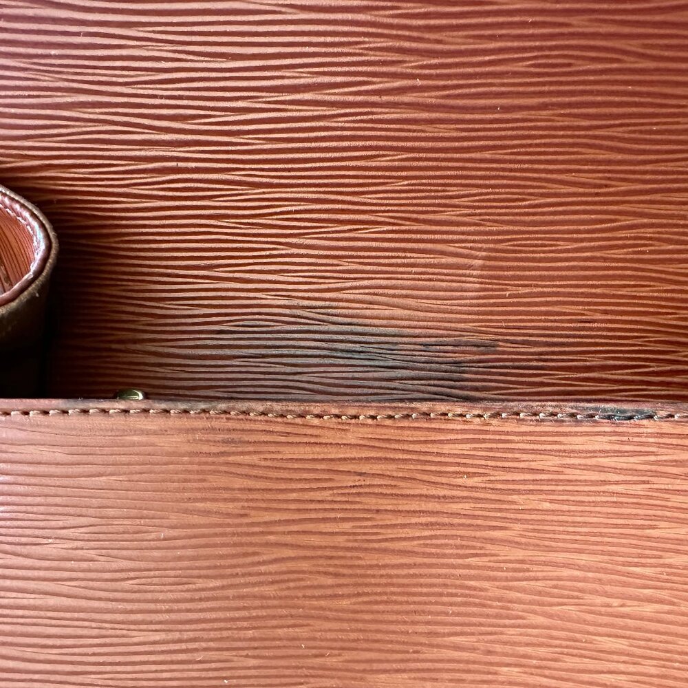 Louis Vuitton Saint Cloud GM in Brown Epi Leather - Picture 15 of 16